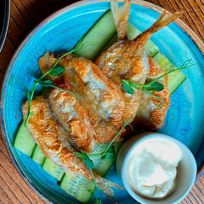 Жареная корюшка на огурце с соусом тар тар в Кавказ по цене 350