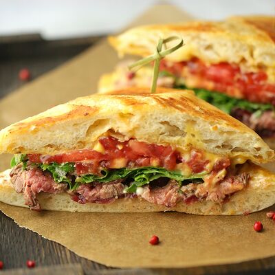 Сэндвич с говяжьей вырезкой в Торшер по цене 940 ₽