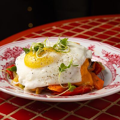 Бифштекс с печеными овощами и сырным соусом в Centrale bistro по цене 1030 ₽