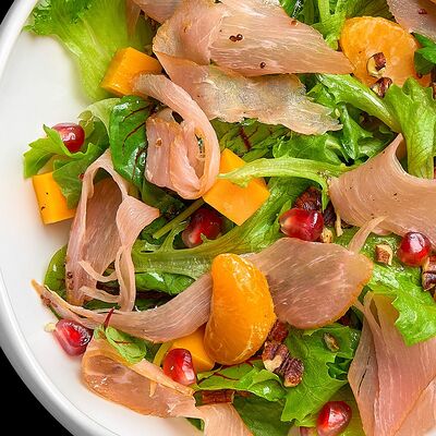 Рождественский салат с сыровяленым окороком, гранатом, мандарином и сыромв Великий Goodwine по цене 590 ₽