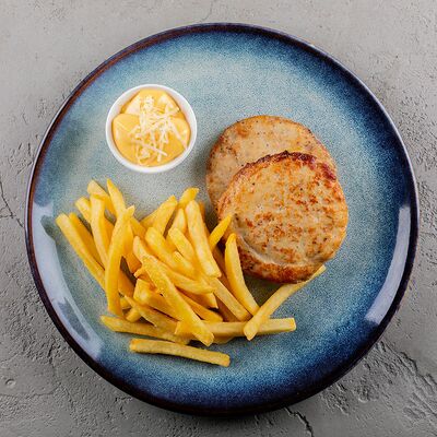 Куриная котлета с картофелем фри и сырным соусом в Мангал по цене 390 ₽