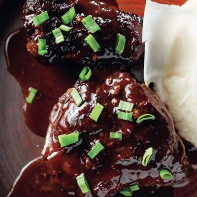 Томленные в темном пиве говяжьи щечки с кремом из цветной капусты в О`Briens по цене 994 ₽