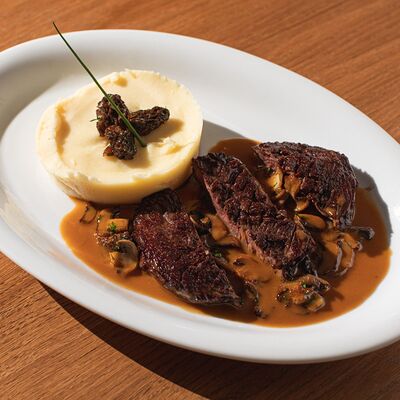 Стейк мясника с фирменным картофельным пюре и соусом из сморчков в Le carre по цене 2300 ₽