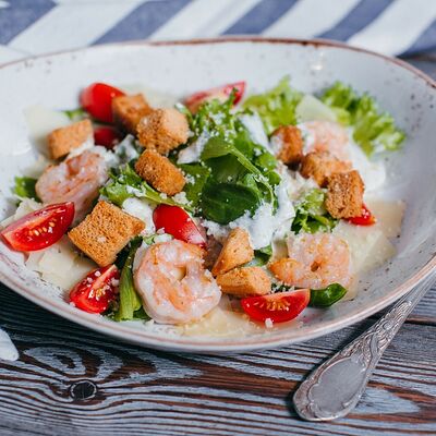 Салат Цезарь с креветкой в Досытаевский по цене 540 ₽