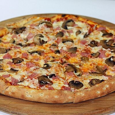 Пицца с грибами и ветчиной 30 см в Три перца по цене 690 ₽