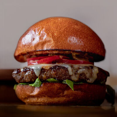 Бургер с мраморной говядиной в Narnia по цене 1100 ₽