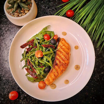 Стейк из лосося с зелёным салатом в Luxury по цене 860 ₽