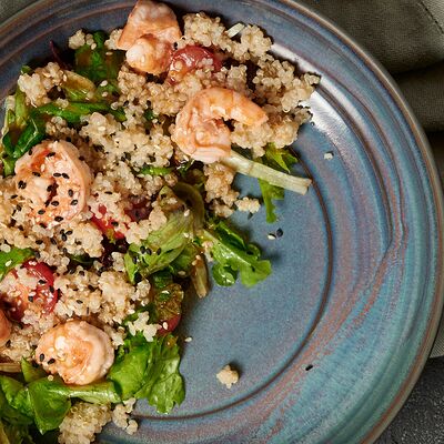 Салат с киноа, креветками и соусом лемонграсс в Липа гастробар по цене 490 ₽