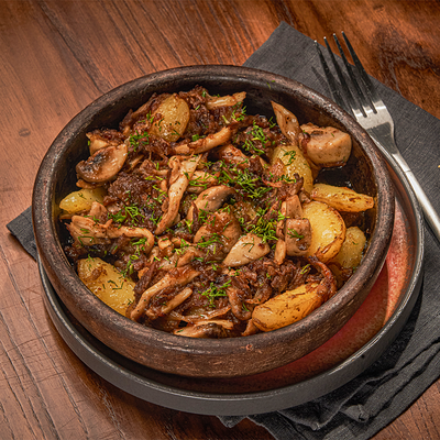 Жареха с грибами и рваной томленой говядиной в Маради по цене 745 ₽