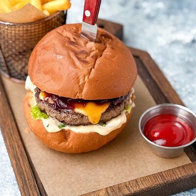 Онион бургер с луковым джемом в Food market skolkovo по цене 680 ₽