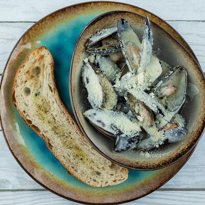 Мидии в соусе блю чиз в Хорошие руки Рыба по цене 1170 ₽