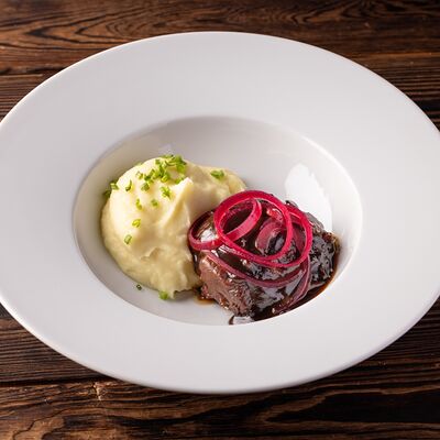 Телячьи Щечки с картофельным пюре и соусом демиглас в Luciano по цене 1090 ₽