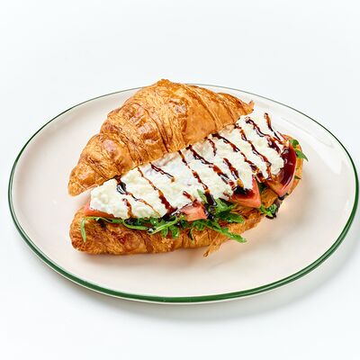 Круассан с томатами и страчателлой в 7:35 Заря & KitaEast по цене 520 ₽