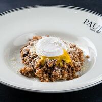 Гречневая каша с грибами и яйцом пашот в Paul
