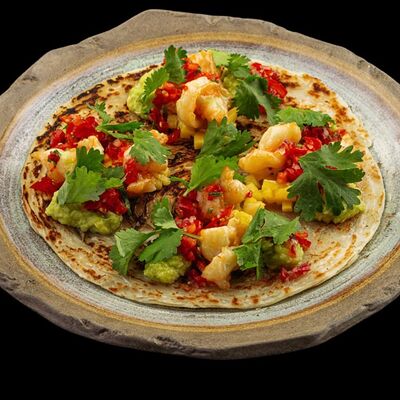 Лепешка с креветками, авокадо и томатной сальсой в Zonda по цене 930 ₽