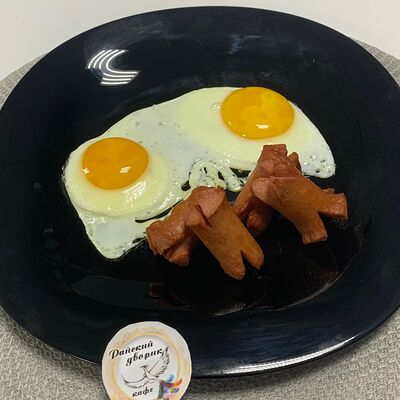 Глазунья с сосискамив Райский дворик по цене 280 ₽