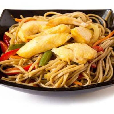 Вок с курицей в кисло-сладком соусев Винъярд по цене 420 ₽