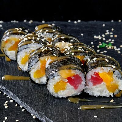 Ролл Lux Токио с тунцом и манго в Суши и Роллы по цене 689 ₽