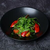 Салат с говядиной и перцем гриль в The Square