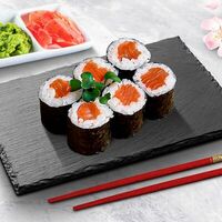 Классический ролл с копченой семгой в Sushi White Lux