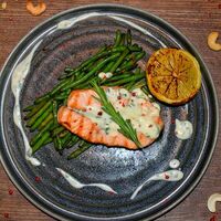 Стейк салмон со стручковой фасолью и сливочным соусом в Bareda