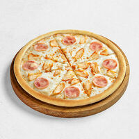 Пицца С курочкой и ветчиной средняя в ПиццаФабрика