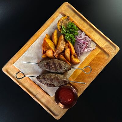 Люля-кебаб классический на шпажке с картофельными дольками в Рататуй по цене 1000 ₽