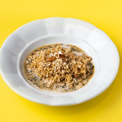 Каша овсяная, миндальное молоко, орехи в Лу по цене 440 ₽