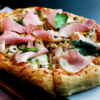 Римская пицца с тамбовским окороком в Чо? Капчо! по цене 920