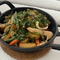 Горячая сковородка с курицей в Pitstop