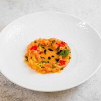 Тартар из лосося с апельсином, тобико, огурцом и соусом нектарин-юдзу в Tutta La Vita