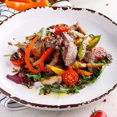 Теплый гриль-салат с говядиной и овощами в Большая кухня по цене 860 ₽