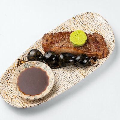 Стейк из говядины с картофелем в золев Гоген по цене 2093 ₽