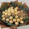 Новогодний букет с конфетами Ferrero Rocher в Buketonline - Съедобные букеты и клубника в шоколаде по цене 5940