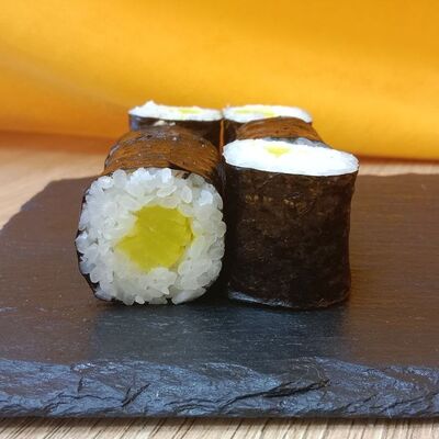 Хосомаки с такуаном в Caviar Rolls по цене 130 ₽