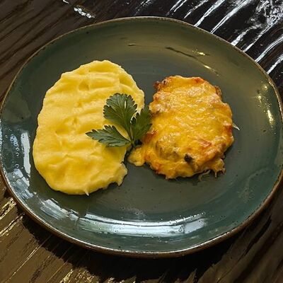 Свинина, запеченная с овощами, шампиньонами и сыром, картофельное пюре в Длинный нос по цене 365 ₽