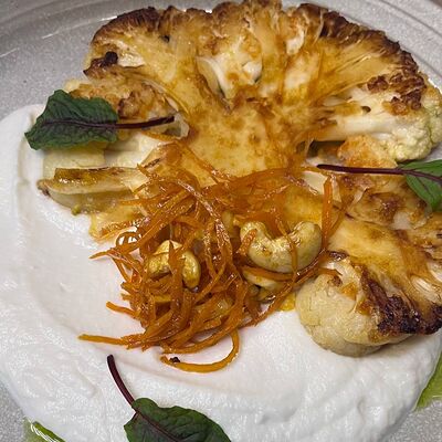 Стейк из цветной капусты с апельсином и кешью в Мясо & Рыба по цене 590