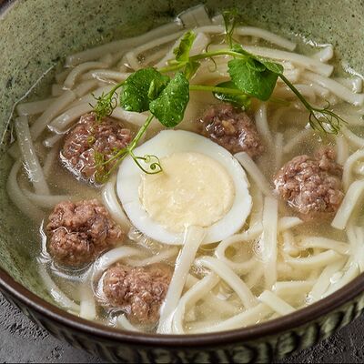 Говяжий бульон с лапшой с тефтелями из телячьей вырезки в ресторан 