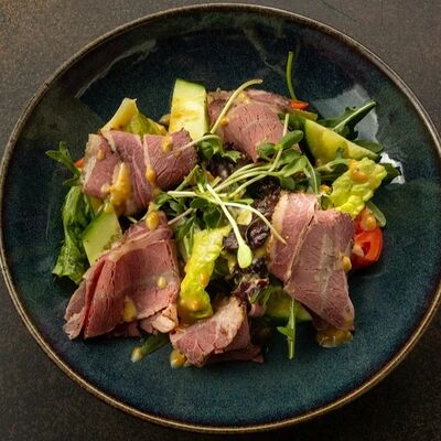 Салат с пастрами в Harat's Irish Pub по цене 690 ₽