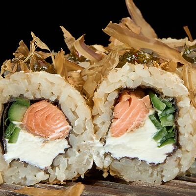 Бонито с жареным лососем и понзу в Полтора тигра по цене 780