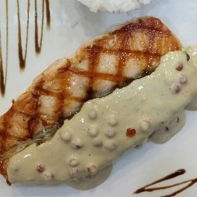 Семга под икорно-сливочным соусом в Триумф по цене 950 ₽