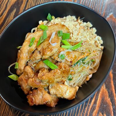 Теплый салат с говядиной на подушке из фунчёзыв Bao Bao Лапша по цене 540 ₽