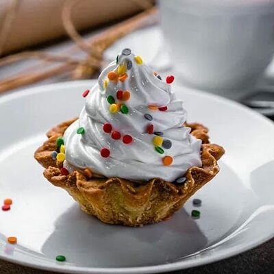 Корзинка с белковым кремом и абрикосовым джемом в Хлеб да булки и любовь по цене 130 ₽