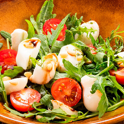 Салат с моцареллой и рукколой в Колбасофф по цене 590