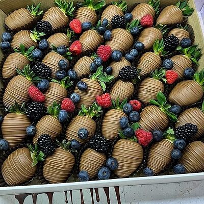 Клубника в шоколаде Classic Mix XL в Мир клубники в шоколаде по цене 8950 ₽