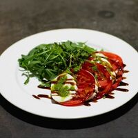 Капрезе в Cofan European kitchen & Cofanori Asian bistro