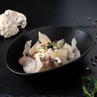 Салат Цветная капуста с пармезаном и трюфельной пастой в Wine More Bar