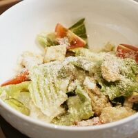 Салат с цыпленком и соусом Цезарь в Особняк