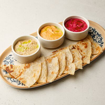 Лепешка роти с ассорти дип-соусов в Философия по цене 690 ₽