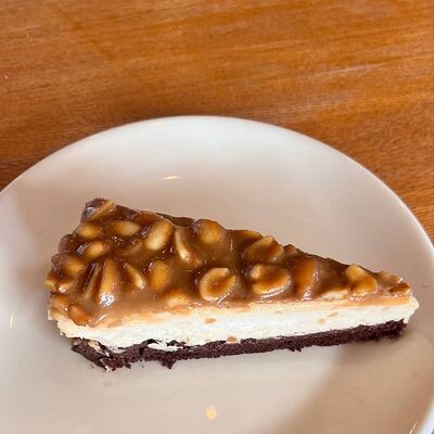 Карамельно-арахисовый чизкейк в Coffee Cake по цене 360 ₽
